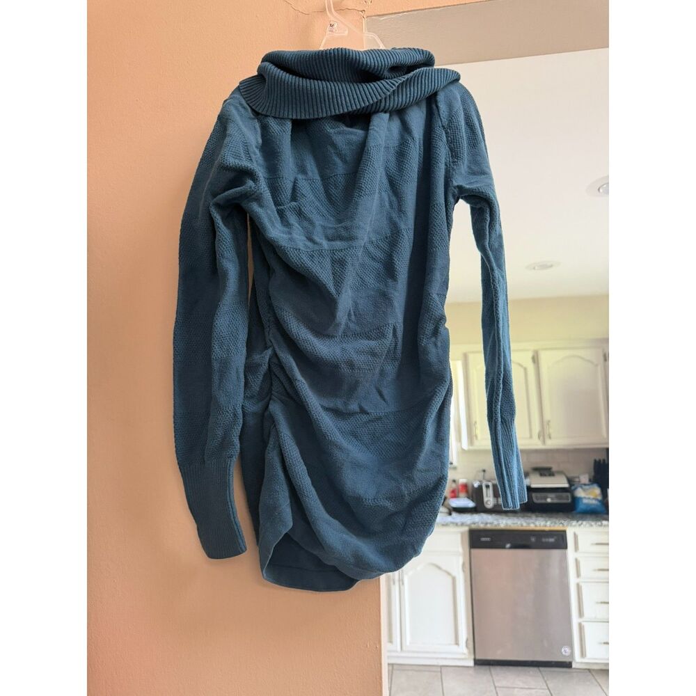 #056 - Liz Lange Maternity Sweater Top Size M